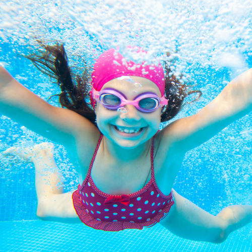 Une fillette se baigne dans une piscine sous l'eau