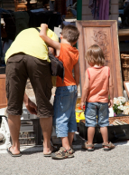 Famille dans une brocante