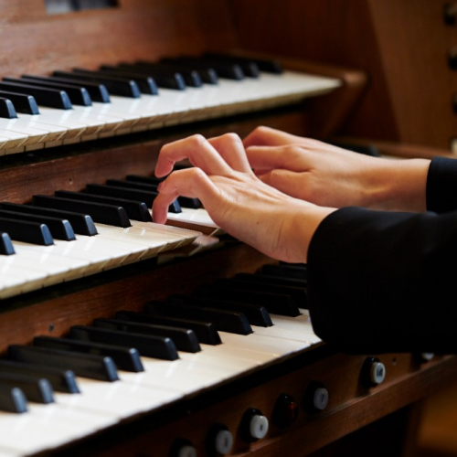 Une personne jouant de l'orgue