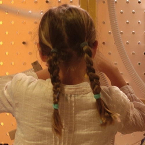 Fabriqu'Expo : de l'idée à l'objet - Fille découvre le bricolage