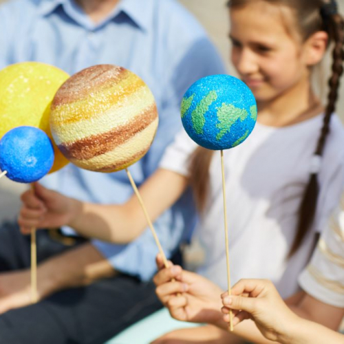 Enfants faisant un atelier d'astronomie