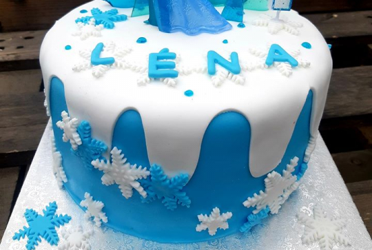 Gâteau Reine des Neiges avec flocons