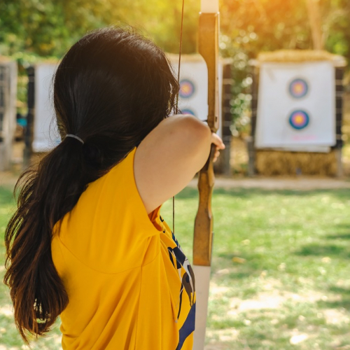 Les JOP du Musée : Petite fille qui fait du tir à l'arc