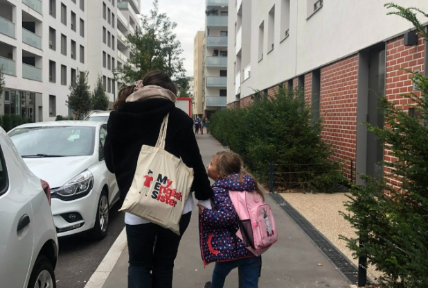 My English Sister - sortie d'école