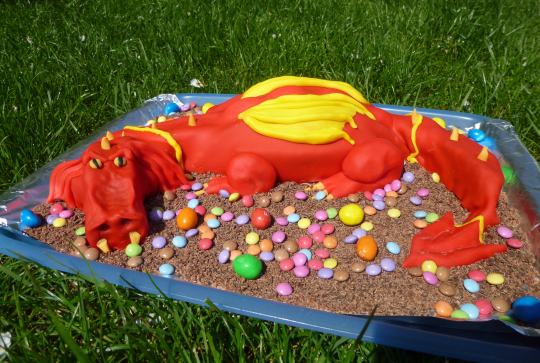 Gâteau dragon rouge