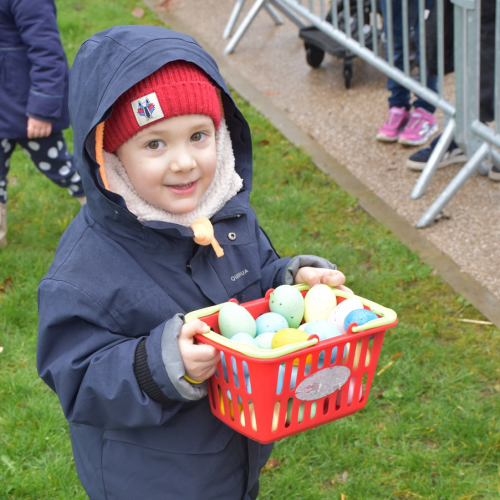 Pâques 2024 dans la ville de Hem : une récolte abondante dans le panier d'un petit garçon