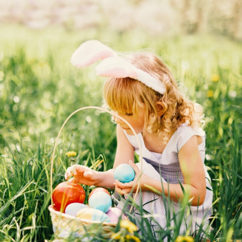 Photo d'enfant ramassant des œufs de Pâques