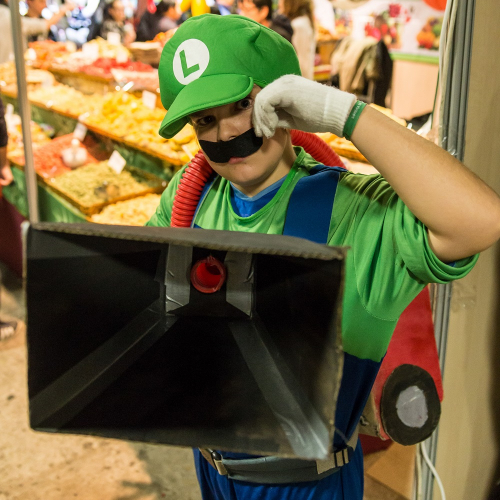 Paris Manga & Sci-Fi Show 2020 : enfant en cosplay Luigi