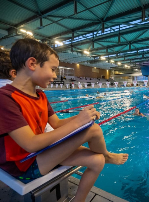 Centre aquatique Nungesser : Des enfants au bord du bassin