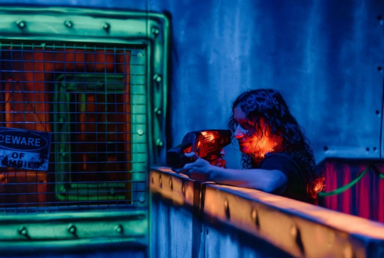 Battle Laser : Une jeune fille vise avec son pistolet laser