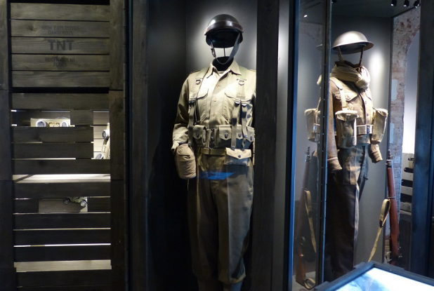 Mémorial du débarquement en Provence : Uniformes
