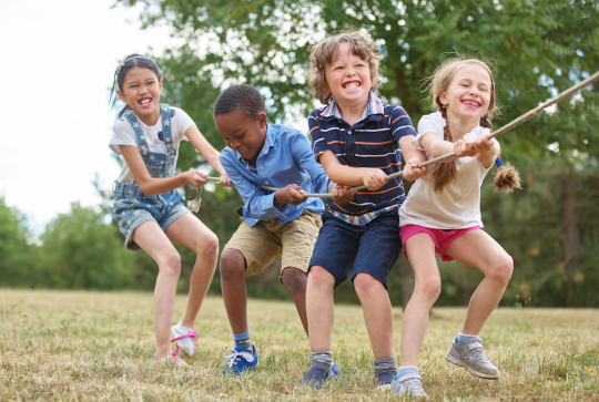 Organiser des olympiades d'été en famille : tir à la corde