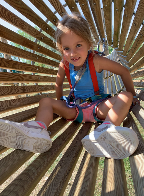 Nissa'venture : Petite fille dans un tunnel suspendu