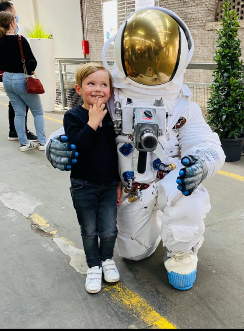 Summer Space Festival : Un petit garçon avec un astronaute