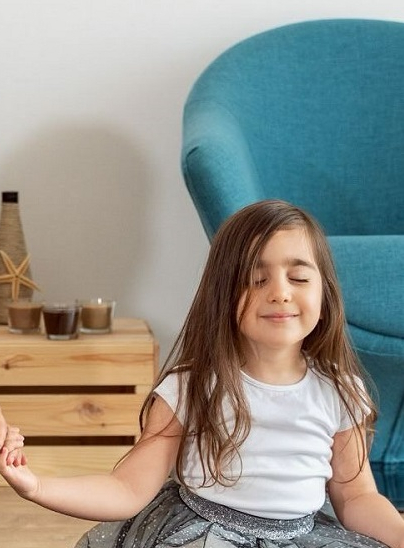 Les Petites Explorations : Une femme et une petite fille font de la méditation en tailleur