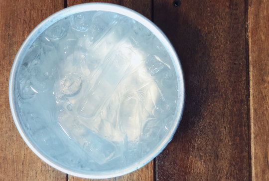 Bol avec eau et glaçons