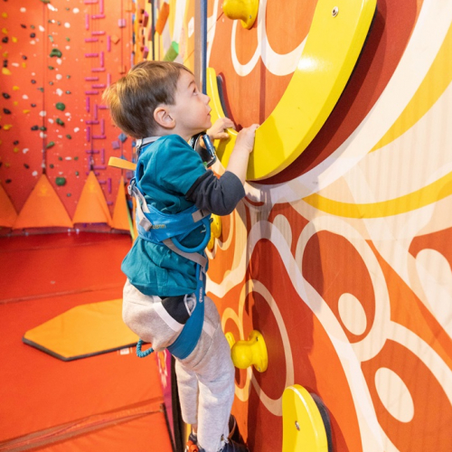 Anniversaire à Climb Up Lyon Gerland : Enfant sur un mur d'escalade