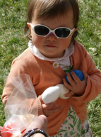 Chasse aux œufs de Pâques 2018 du Secours Populaire au parc du Grand Blottereau à Nantes - Fillette lunettes