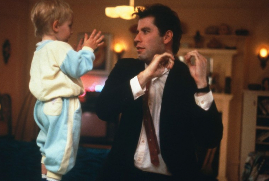 Allo maman ici bébé : John Travolta danse