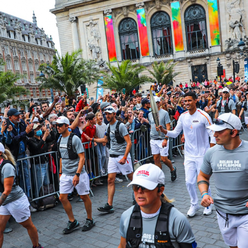 Jeux Olympiques et Paralympiques 2024 à Lille : Porteur de la Flamme au milieu de la foule