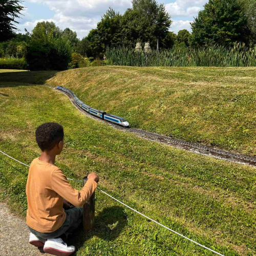 Parc France Miniature : programme 2024 journées du patrimoine : enfant devant petit train