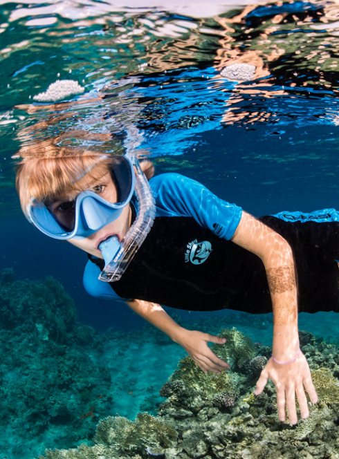 BeFreeToDive  : Un petit garçon découvre les fonds marins avec un masque et un tuba