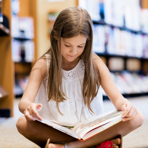 Biblis en folie à Toulouse : fillette avec un livre