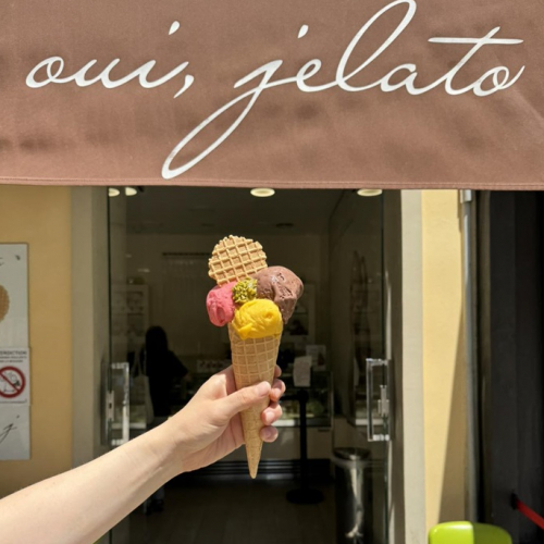 Oui, jelato : Cornet de glace devant la boutique