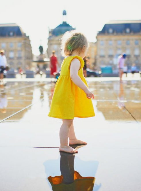 Photo petite fille sur le miroir d'eau