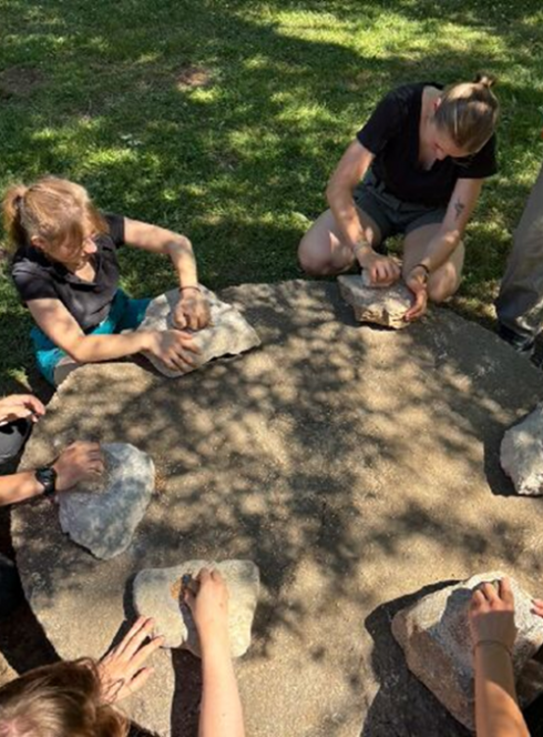 De la Pierre à l'assiette : Atelier de cuisine préhistorique aux Grottes du Cerdon