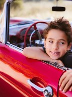 Festival Eclairage Public : Un petit garçon dans une voiture californienne
