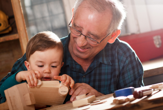Un atelier bricolage avec ses grands-parents