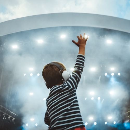 Rock en Seine : un concert rock avec un enfant sur les épaules