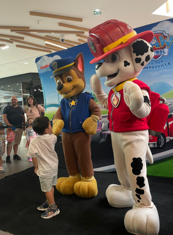 Les héros de la Pat’ Patrouille à Gramont avec un enfant