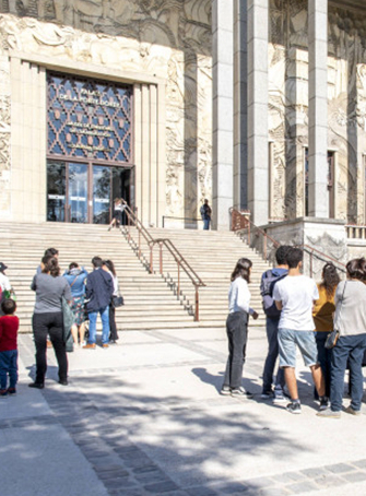 Palais de la Porte Dorée : programme 2024 des Journées du patrimoine : public devant entrée du Palais
