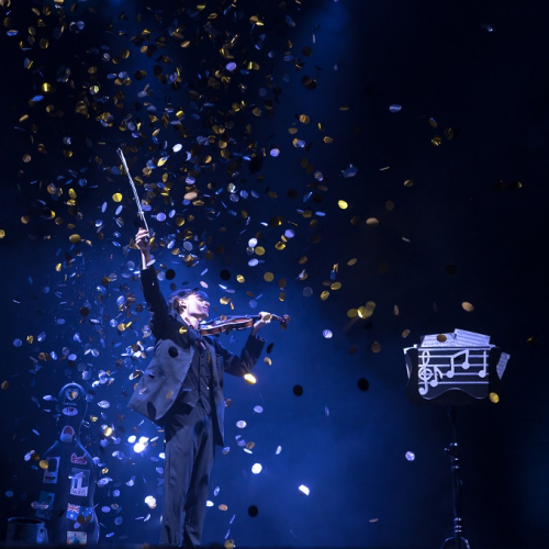 Festival mondial de la magie : Un magicien musicien sur scène