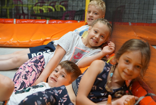 Kiddy Squat : Des enfants jouent dans une structure gonflable