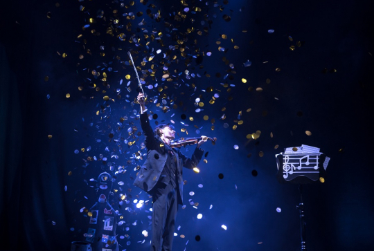 Festival mondial de la magie : Un magicien musicien sur scène