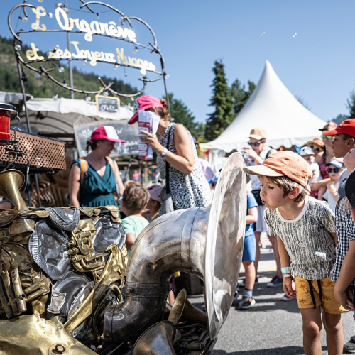 Au Bonheur des Mômes : Des enfants devant des instruments de musique peu commun