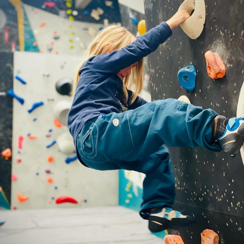 Block'Out Lyon : Un petit garçon grimpe