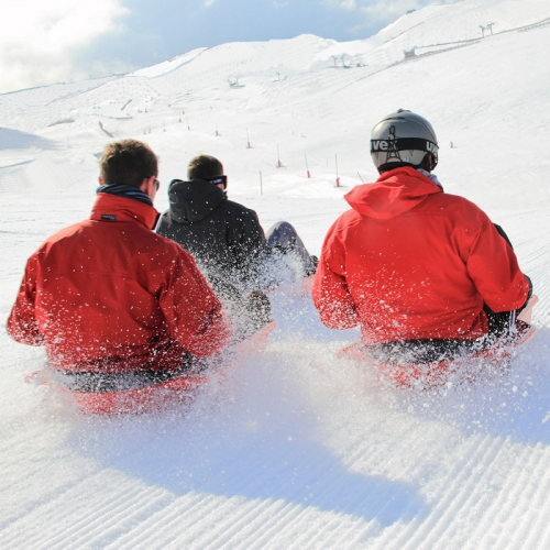 Animations d'hiver 2025 dans les stations de ski du Sancy : Des jeunes font de la luge