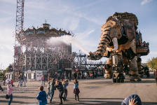 Les Machines de l'île de Nantes : l'éléphant arrose des enfants