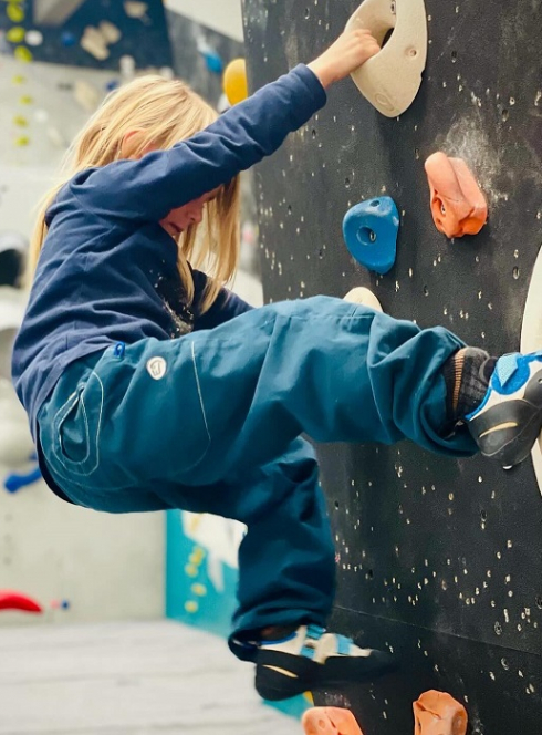 Block'Out Lyon : Un petit garçon grimpe