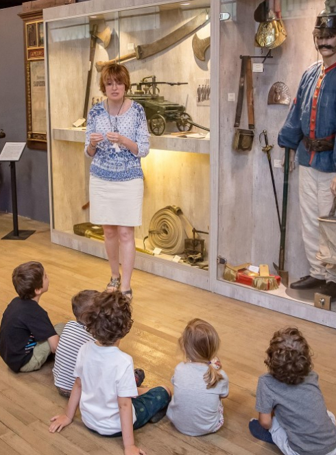 Musée des pompiers, enfants qui écoutent une intervenante