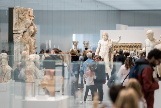 Louvre-Lens : famille en visite