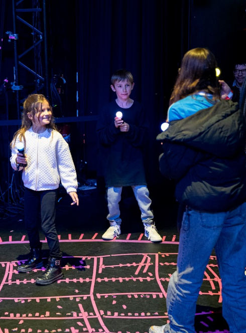 Sauve qui peut la vie : Des enfants d'amusent avec un jeu interactif et lumineux