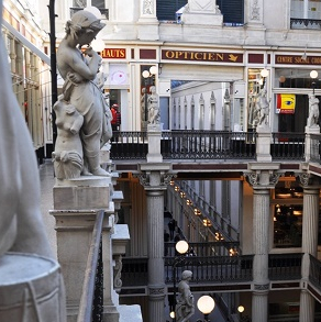 Passage Pommeraye à Nantes - Les statues allégoriques de Jean Debay autour de l'escalier central par Julien Thibaut