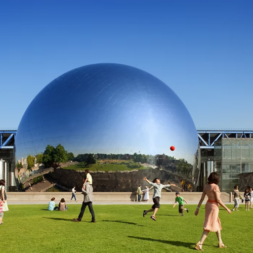 La Géode : sphère devant la Cité des sciences et de l'industrie