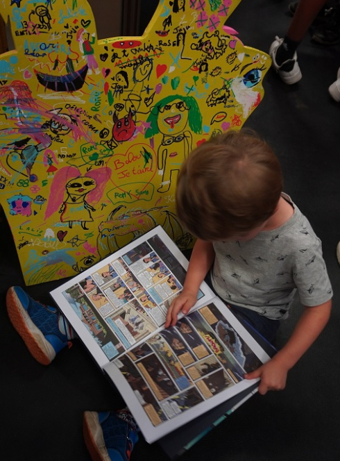 Festival du Livre de Mouans-Sartoux : Un petit garçon regarde une BD