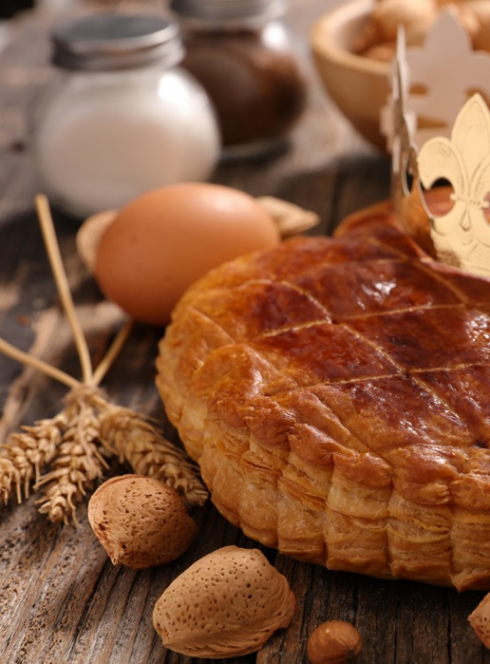 Épiphanie : Galette des rois avec une couronne, des œufs ou des amandes